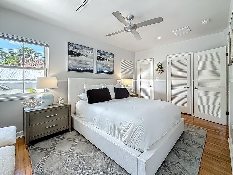 Под контрактом: $1,679,000 (3 спален, 3 ванн, 2550 Квадратных фут)