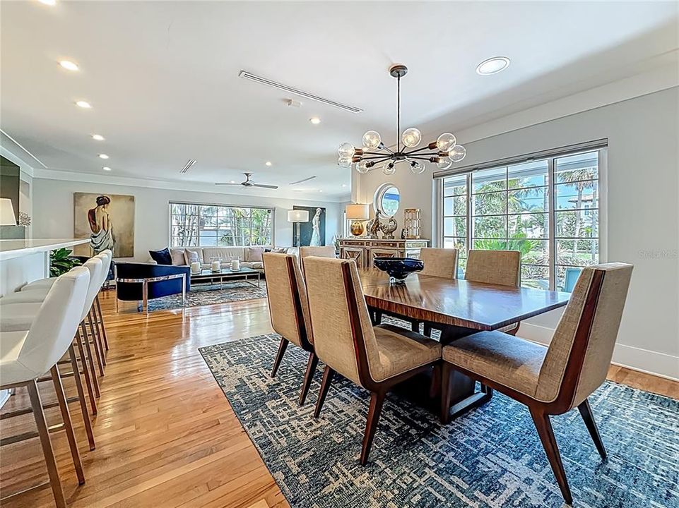 Под контрактом: $1,679,000 (3 спален, 3 ванн, 2550 Квадратных фут)