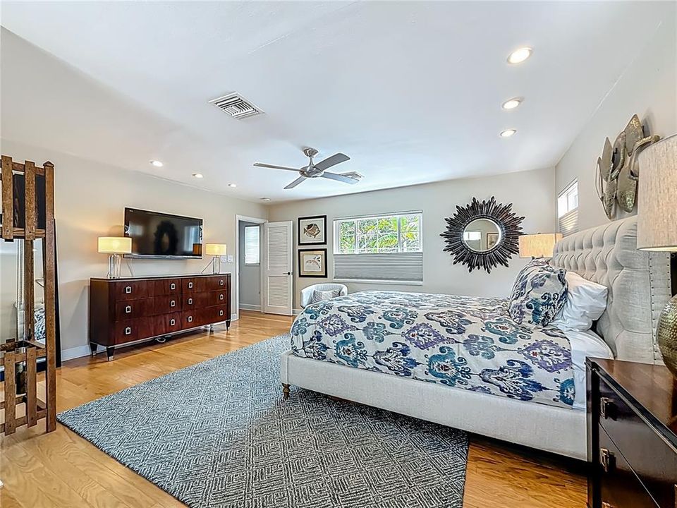 Под контрактом: $1,679,000 (3 спален, 3 ванн, 2550 Квадратных фут)