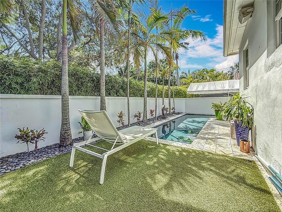 Под контрактом: $1,679,000 (3 спален, 3 ванн, 2550 Квадратных фут)