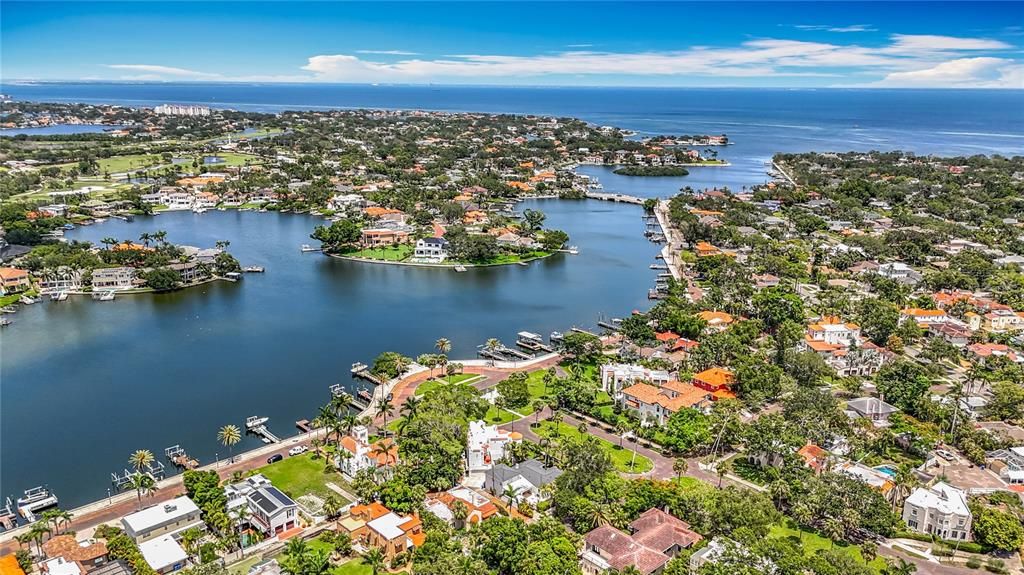 Под контрактом: $1,679,000 (3 спален, 3 ванн, 2550 Квадратных фут)