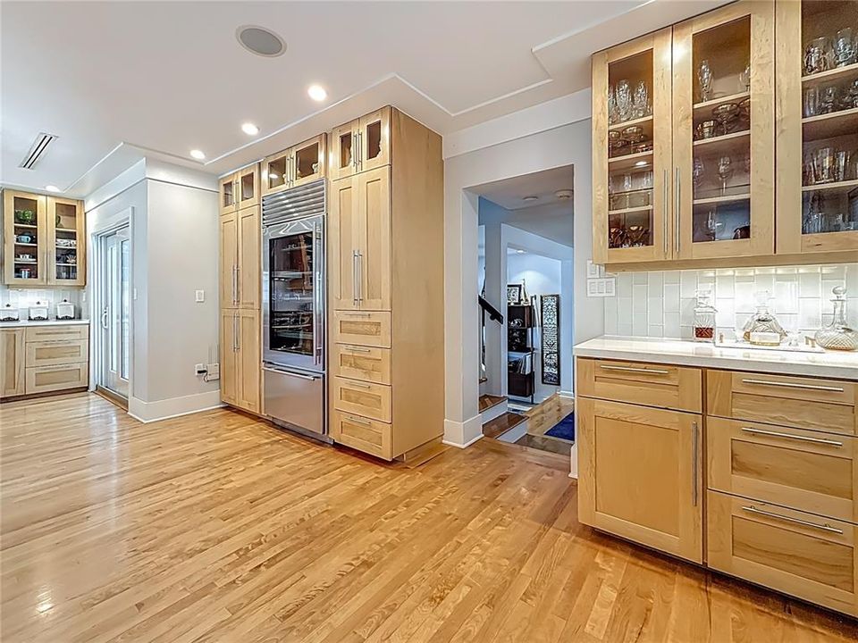 Под контрактом: $1,679,000 (3 спален, 3 ванн, 2550 Квадратных фут)