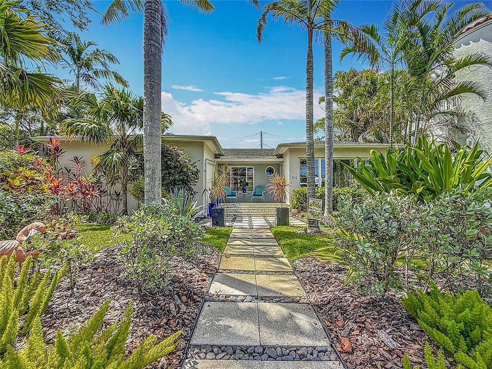 Под контрактом: $1,679,000 (3 спален, 3 ванн, 2550 Квадратных фут)