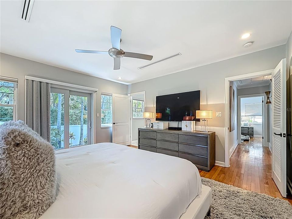 Под контрактом: $1,679,000 (3 спален, 3 ванн, 2550 Квадратных фут)