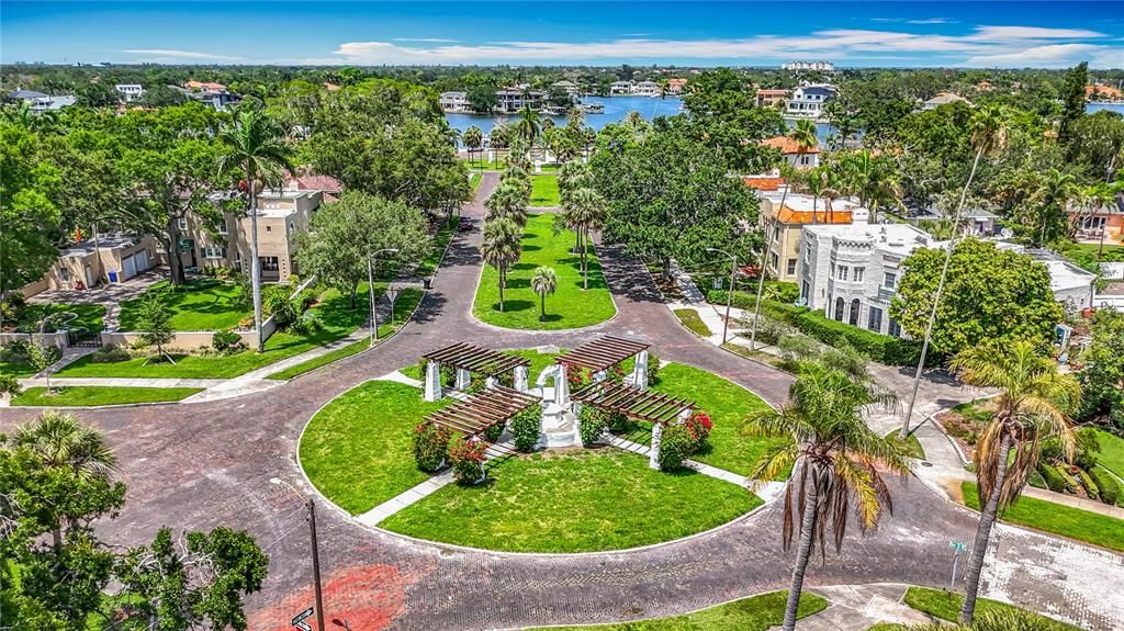 Под контрактом: $1,679,000 (3 спален, 3 ванн, 2550 Квадратных фут)