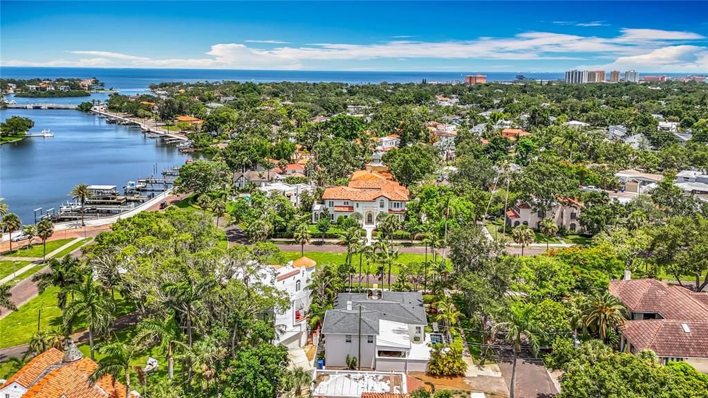 Под контрактом: $1,679,000 (3 спален, 3 ванн, 2550 Квадратных фут)