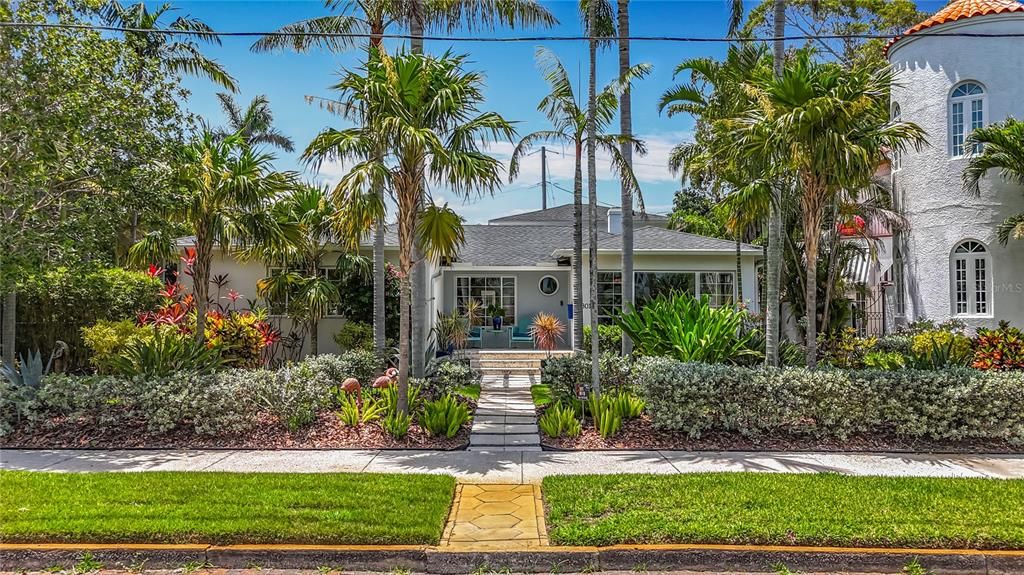 Под контрактом: $1,679,000 (3 спален, 3 ванн, 2550 Квадратных фут)