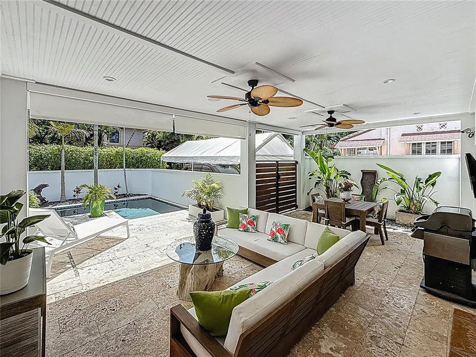 Под контрактом: $1,679,000 (3 спален, 3 ванн, 2550 Квадратных фут)