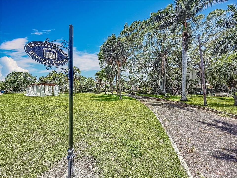 Под контрактом: $1,679,000 (3 спален, 3 ванн, 2550 Квадратных фут)