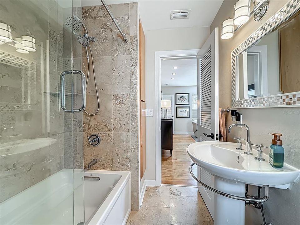 Под контрактом: $1,679,000 (3 спален, 3 ванн, 2550 Квадратных фут)