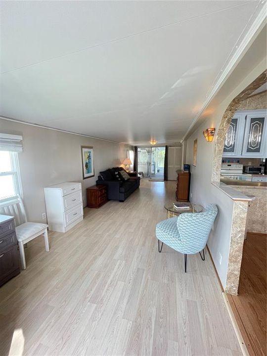 На продажу: $139,900 (1 спален, 1 ванн, 823 Квадратных фут)