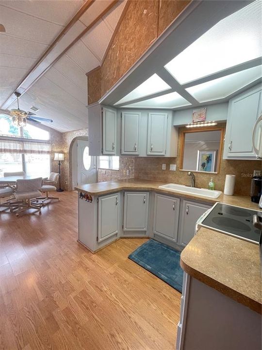 На продажу: $139,900 (1 спален, 1 ванн, 823 Квадратных фут)