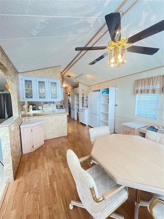 На продажу: $139,900 (1 спален, 1 ванн, 823 Квадратных фут)