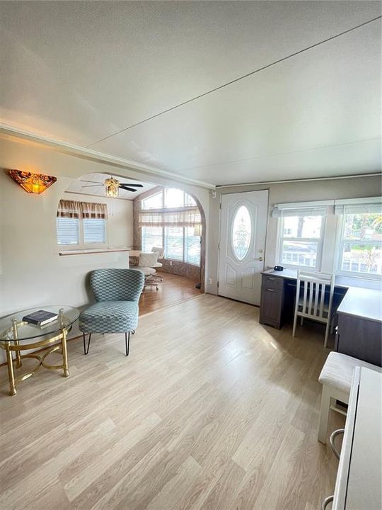 На продажу: $139,900 (1 спален, 1 ванн, 823 Квадратных фут)