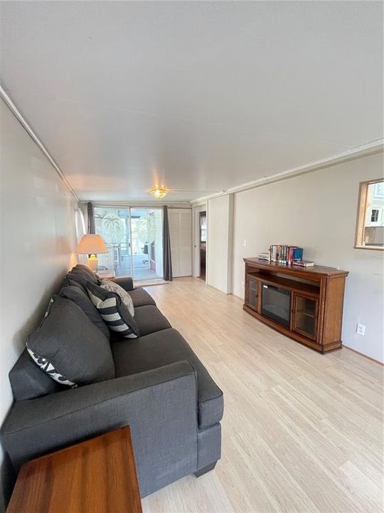 На продажу: $139,900 (1 спален, 1 ванн, 823 Квадратных фут)