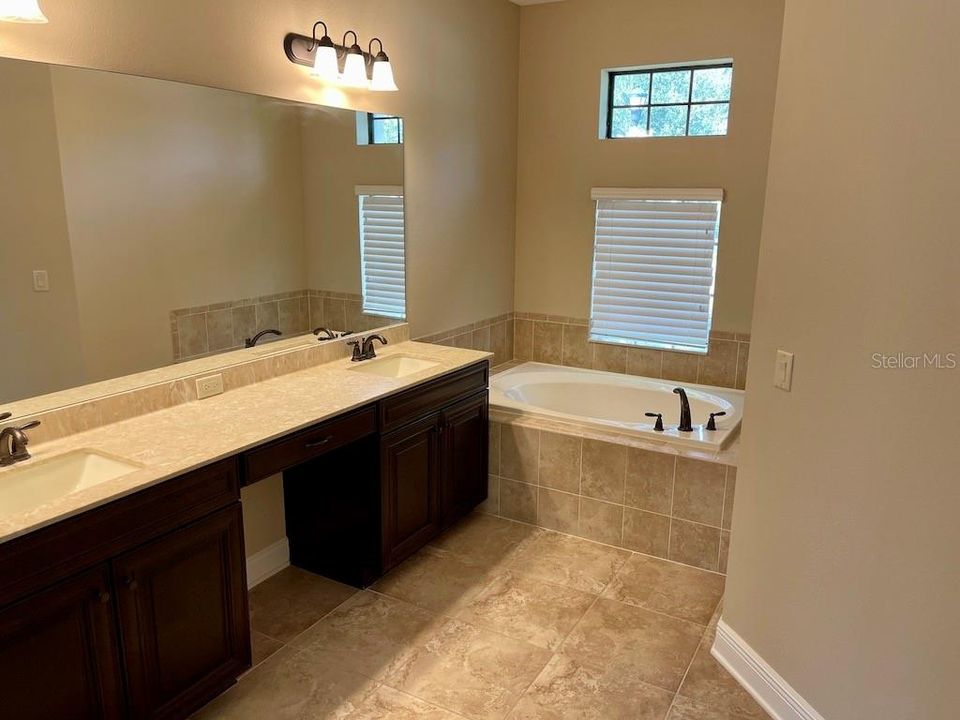 出租: $4,250 (4 贝兹, 4 浴室, 3601 平方英尺)