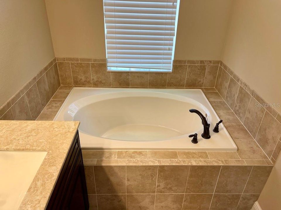 出租: $4,250 (4 贝兹, 4 浴室, 3601 平方英尺)