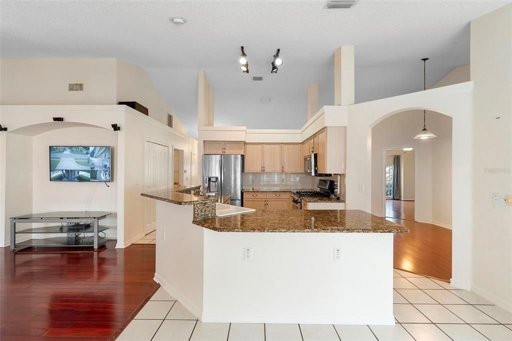 На продажу: $395,000 (4 спален, 3 ванн, 2095 Квадратных фут)