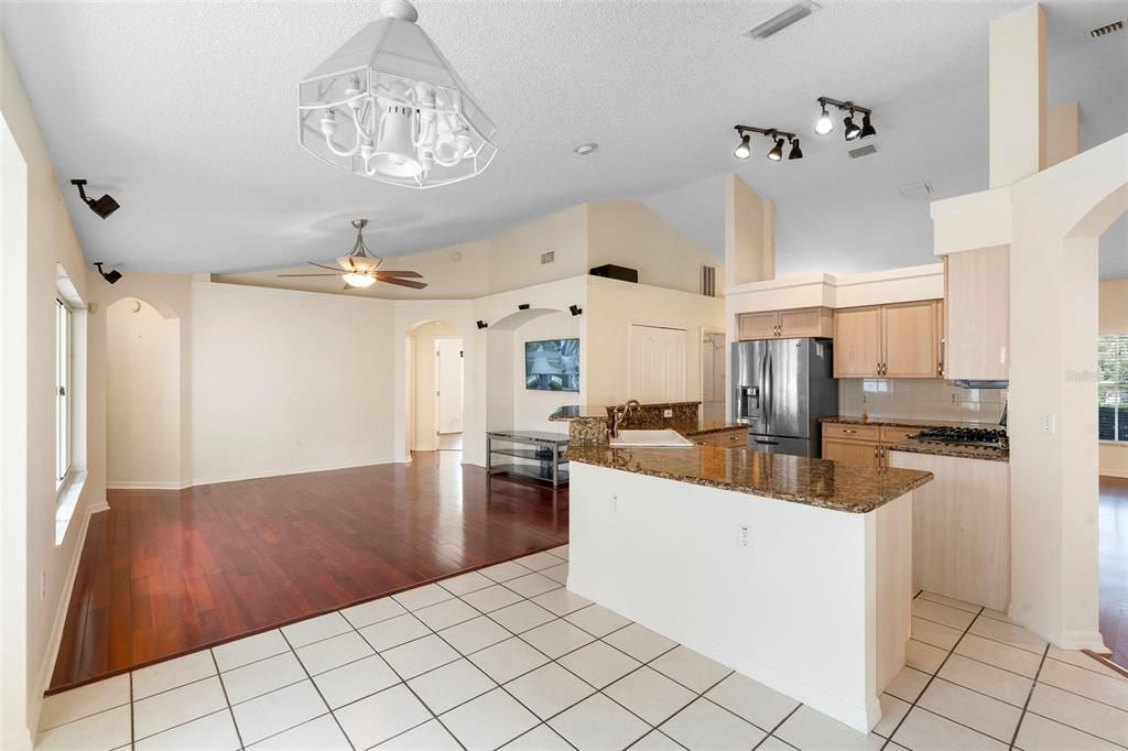 На продажу: $395,000 (4 спален, 3 ванн, 2095 Квадратных фут)