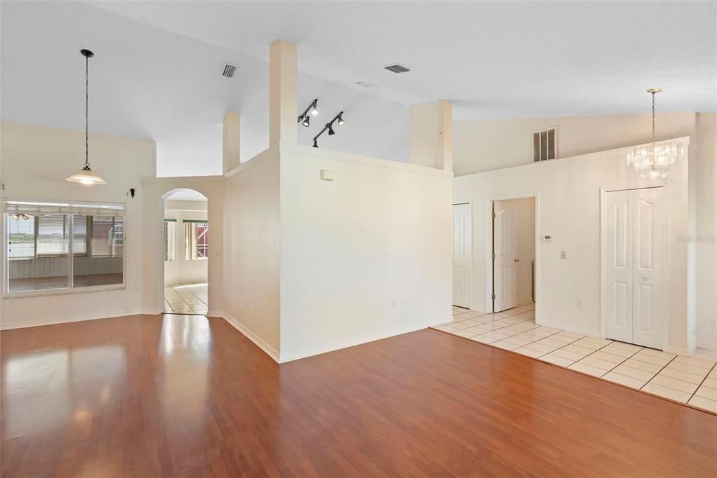 На продажу: $395,000 (4 спален, 3 ванн, 2095 Квадратных фут)