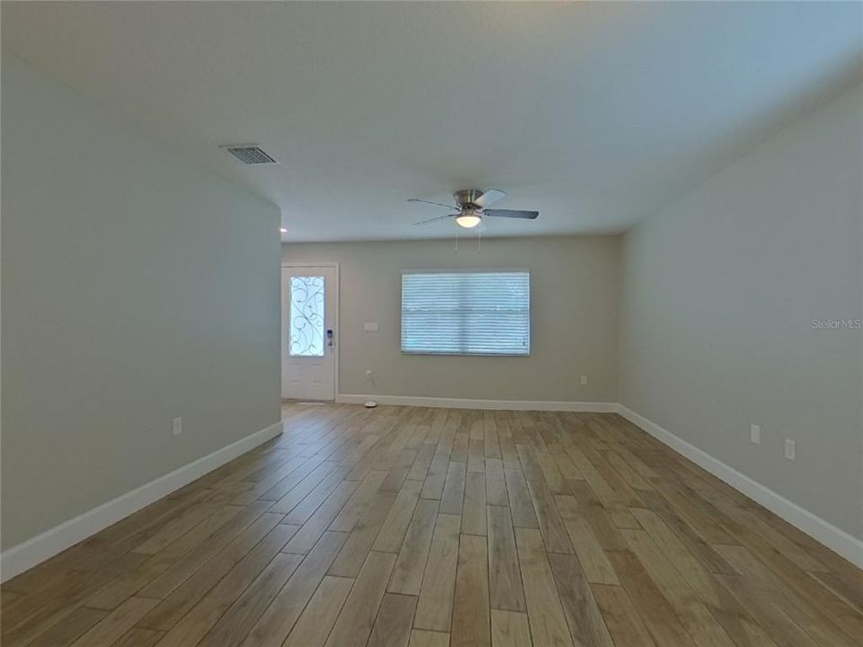 Под контрактом: $2,599 (3 спален, 2 ванн, 1992 Квадратных фут)