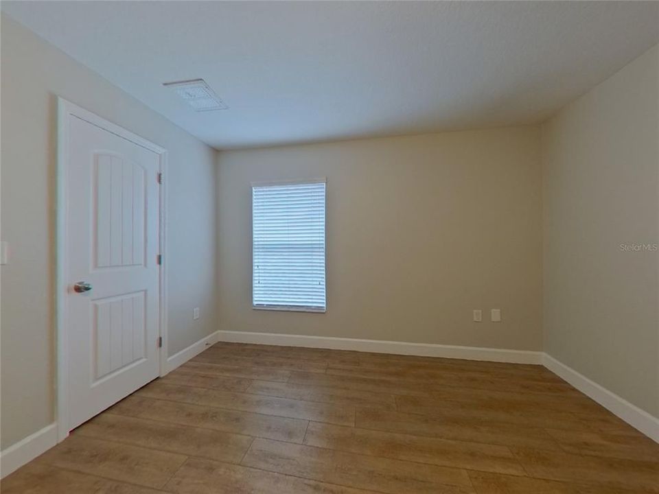 Под контрактом: $2,599 (3 спален, 2 ванн, 1992 Квадратных фут)