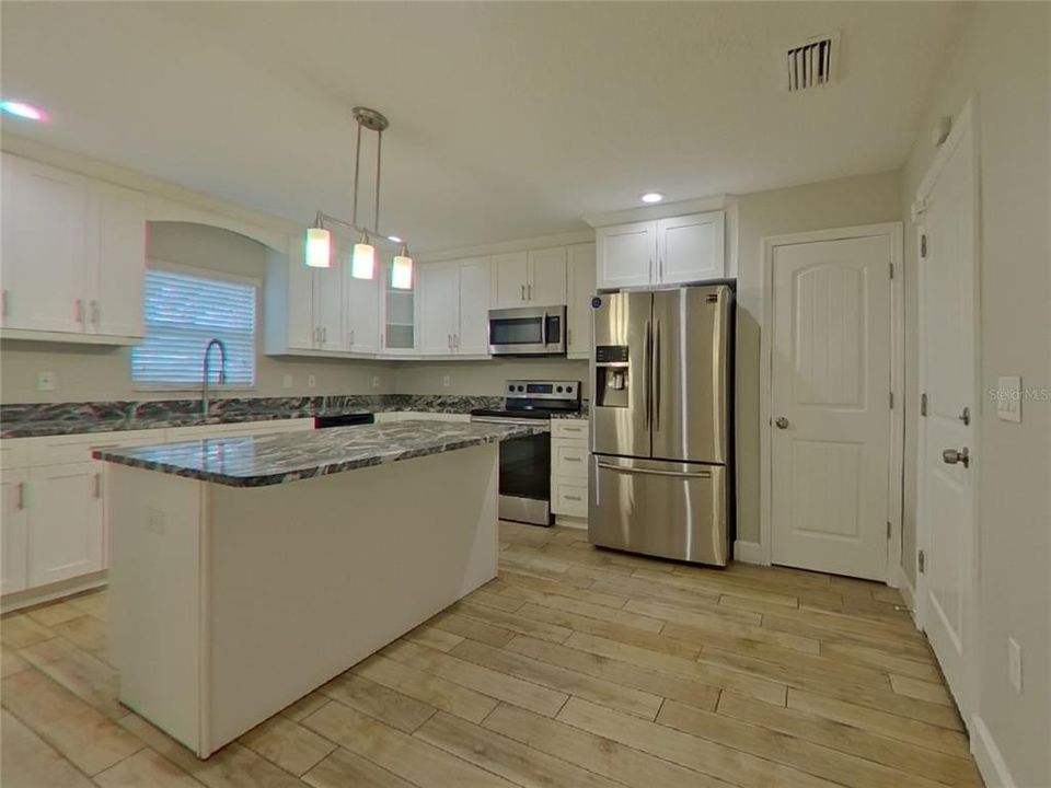 Под контрактом: $2,599 (3 спален, 2 ванн, 1992 Квадратных фут)