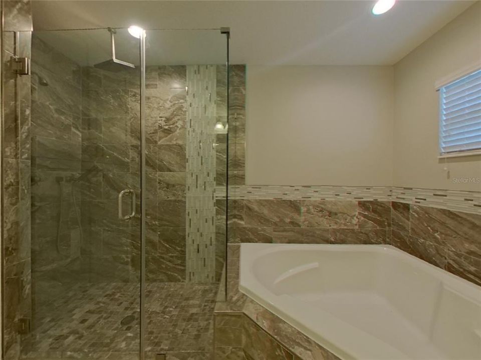 Под контрактом: $2,599 (3 спален, 2 ванн, 1992 Квадратных фут)