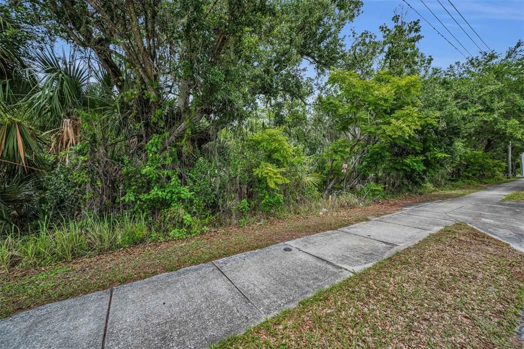 На продажу: $350,000 (0.68 acres)