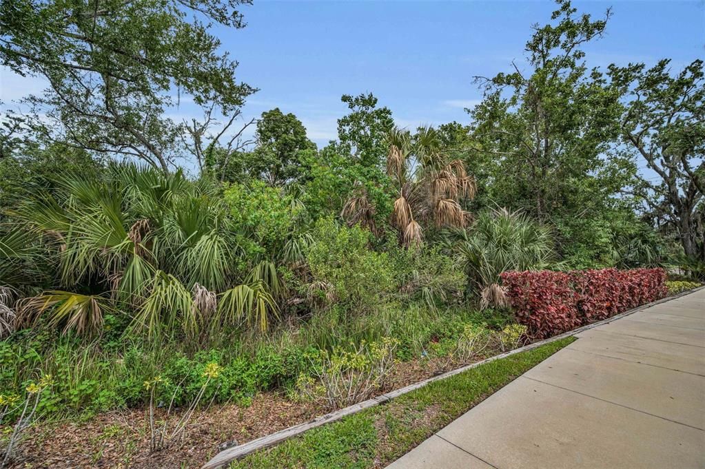 На продажу: $350,000 (0.68 acres)