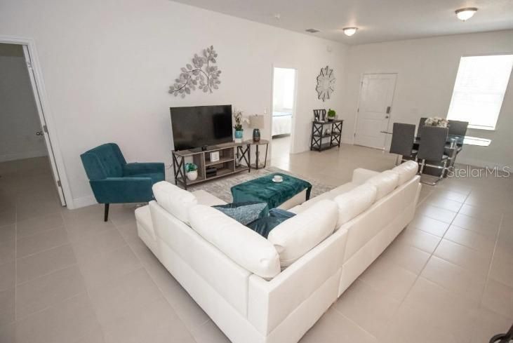 Activo con contrato: $245,000 (4 camas, 2 baños, 1580 Pies cuadrados)