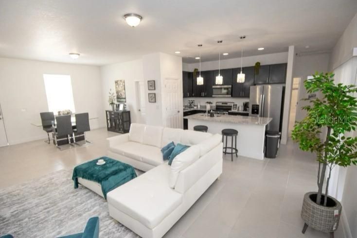 Activo con contrato: $245,000 (4 camas, 2 baños, 1580 Pies cuadrados)