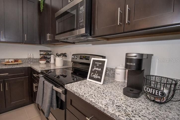 Activo con contrato: $245,000 (4 camas, 2 baños, 1580 Pies cuadrados)