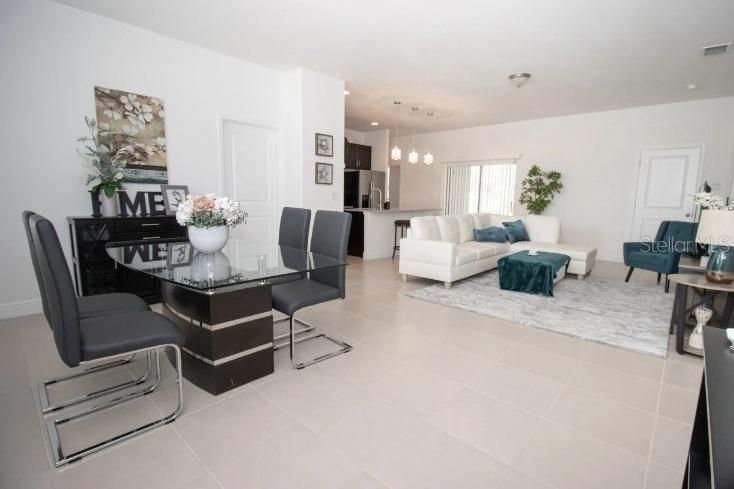 Activo con contrato: $245,000 (4 camas, 2 baños, 1580 Pies cuadrados)