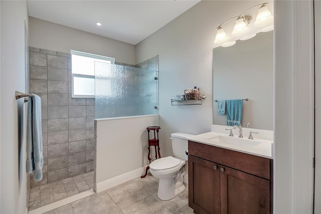 En Venta: $749,500 (4 camas, 3 baños, 3432 Pies cuadrados)