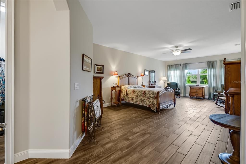 En Venta: $749,500 (4 camas, 3 baños, 3432 Pies cuadrados)