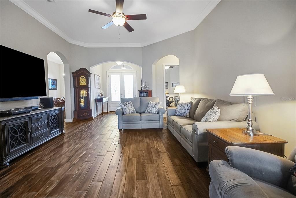 En Venta: $749,500 (4 camas, 3 baños, 3432 Pies cuadrados)