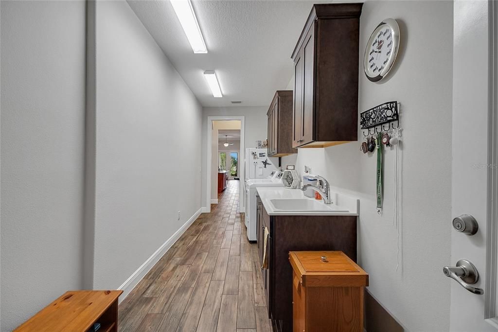 En Venta: $749,500 (4 camas, 3 baños, 3432 Pies cuadrados)