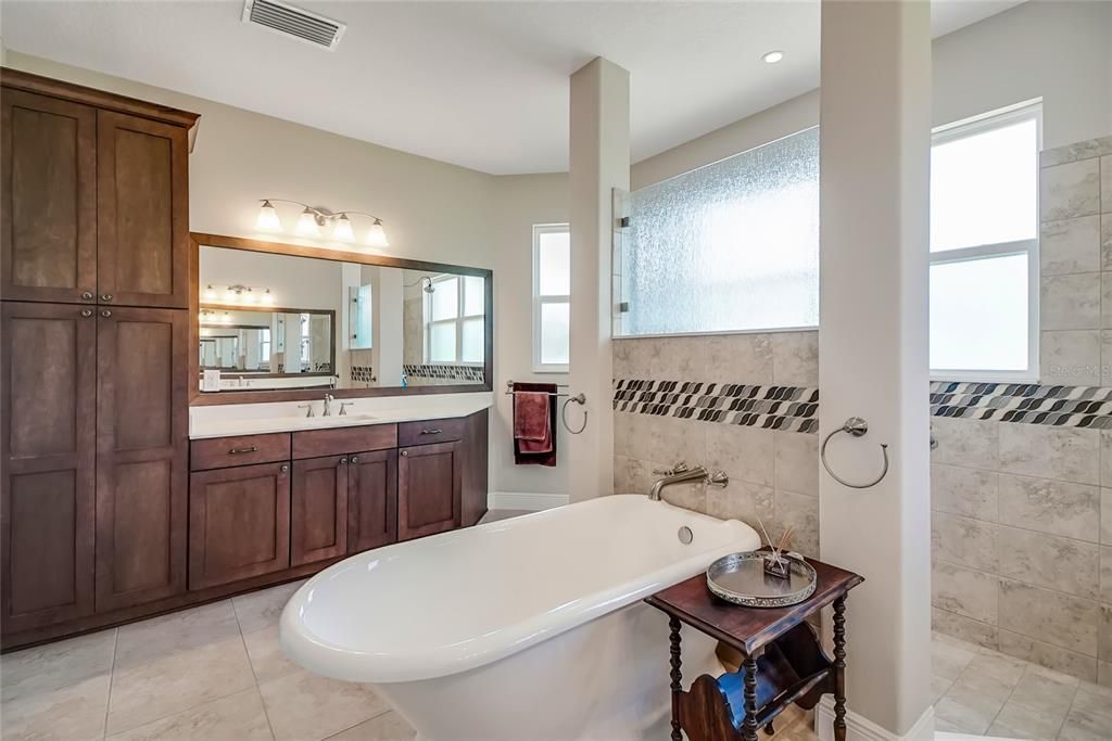 En Venta: $749,500 (4 camas, 3 baños, 3432 Pies cuadrados)