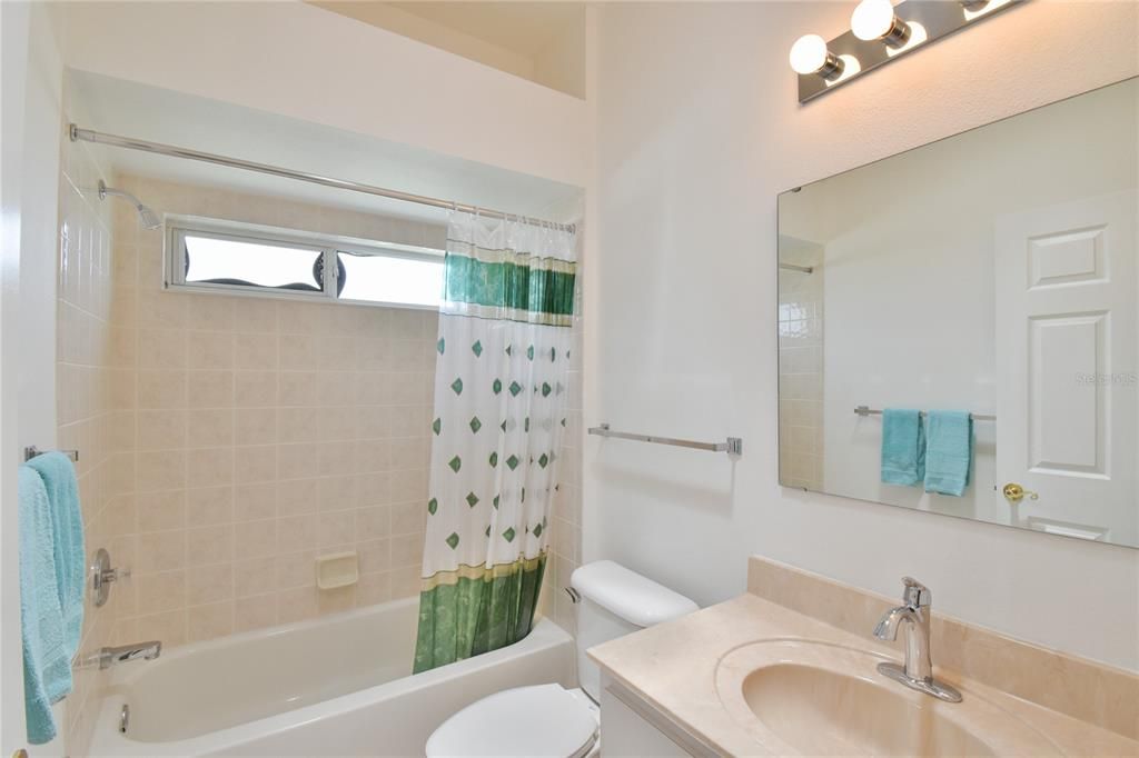 合同活跃: $200,000 (2 贝兹, 2 浴室, 1673 平方英尺)