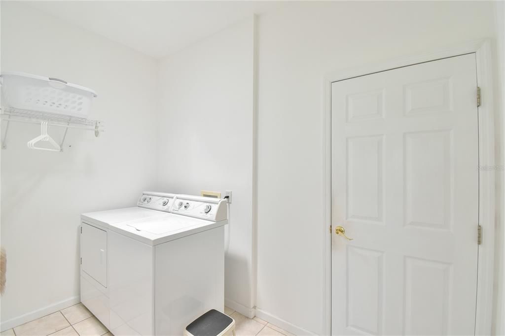 合同活跃: $200,000 (2 贝兹, 2 浴室, 1673 平方英尺)