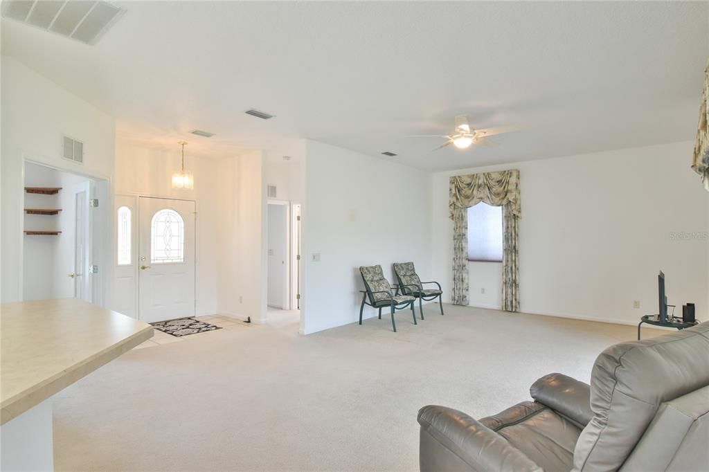 合同活跃: $200,000 (2 贝兹, 2 浴室, 1673 平方英尺)