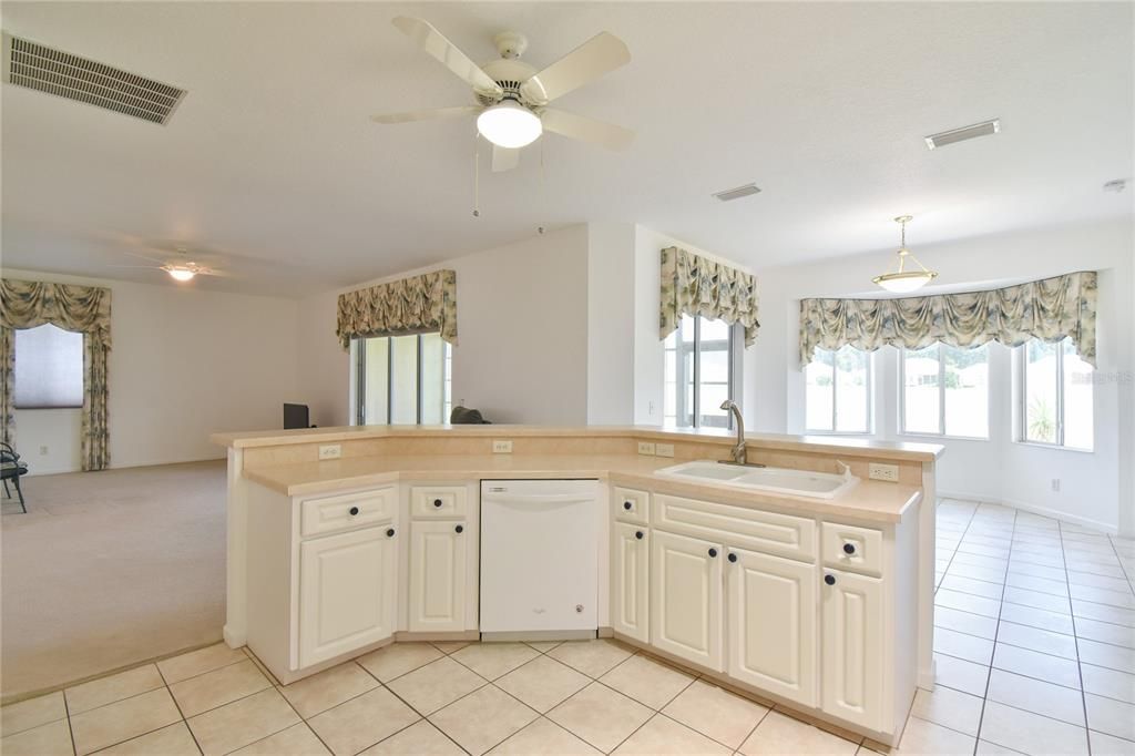 合同活跃: $200,000 (2 贝兹, 2 浴室, 1673 平方英尺)