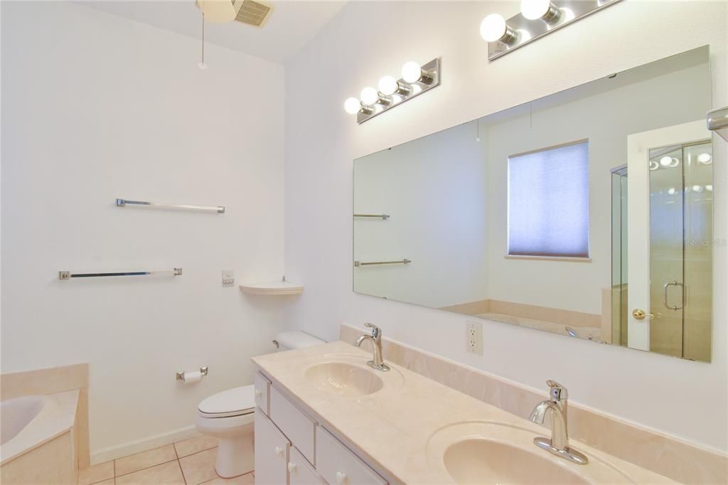 合同活跃: $200,000 (2 贝兹, 2 浴室, 1673 平方英尺)