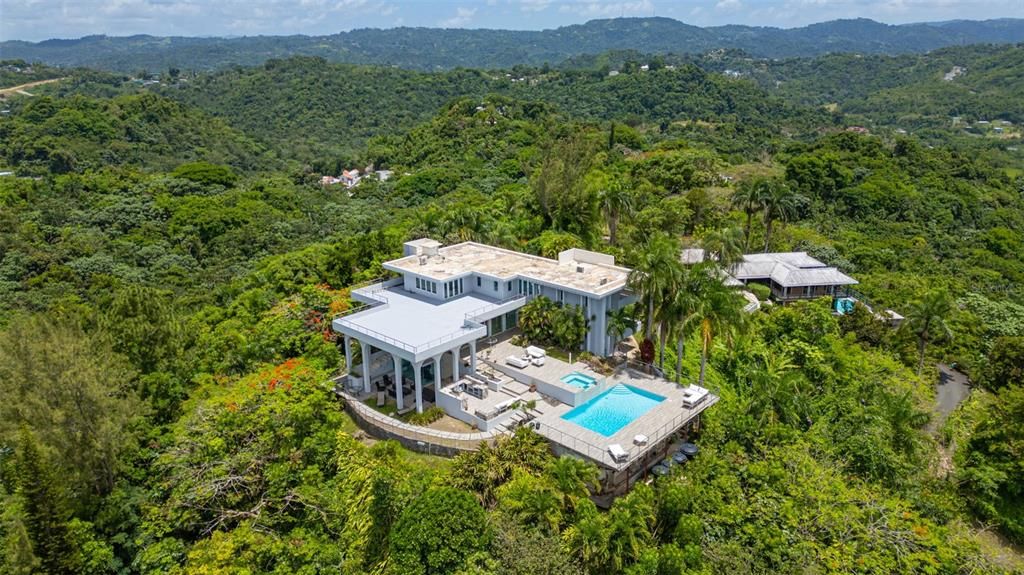 На продажу: $4,400,000 (5 спален, 4 ванн, 5489 Квадратных фут)