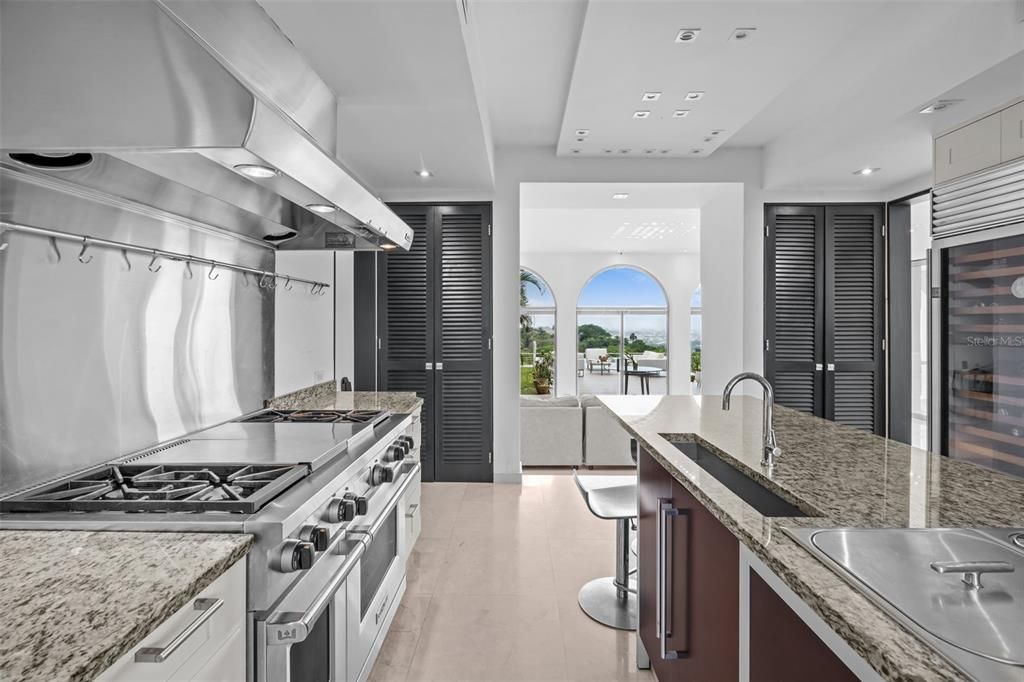 На продажу: $4,400,000 (5 спален, 4 ванн, 5489 Квадратных фут)