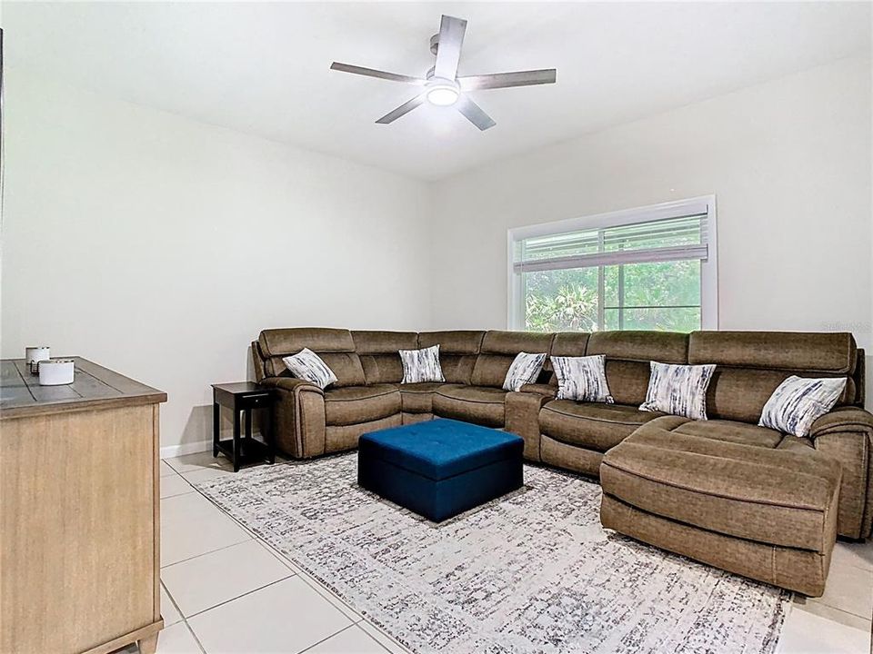 合同活跃: $2,800 (3 贝兹, 2 浴室, 2039 平方英尺)