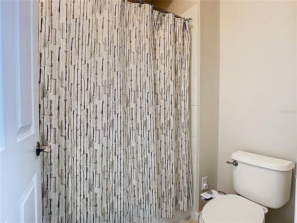 合同活跃: $2,800 (3 贝兹, 2 浴室, 2039 平方英尺)