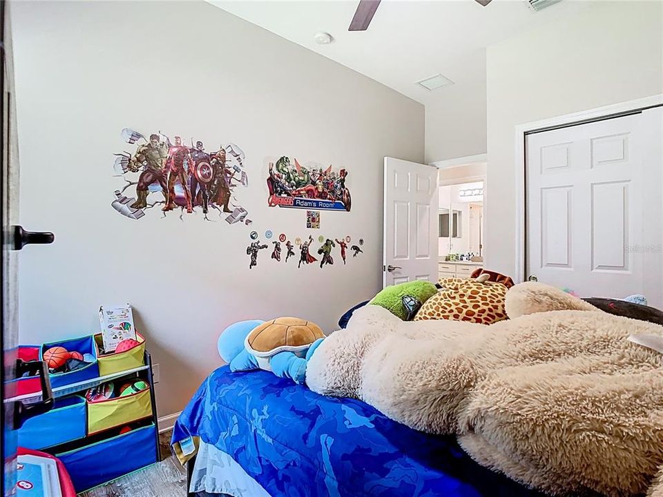 合同活跃: $2,800 (3 贝兹, 2 浴室, 2039 平方英尺)