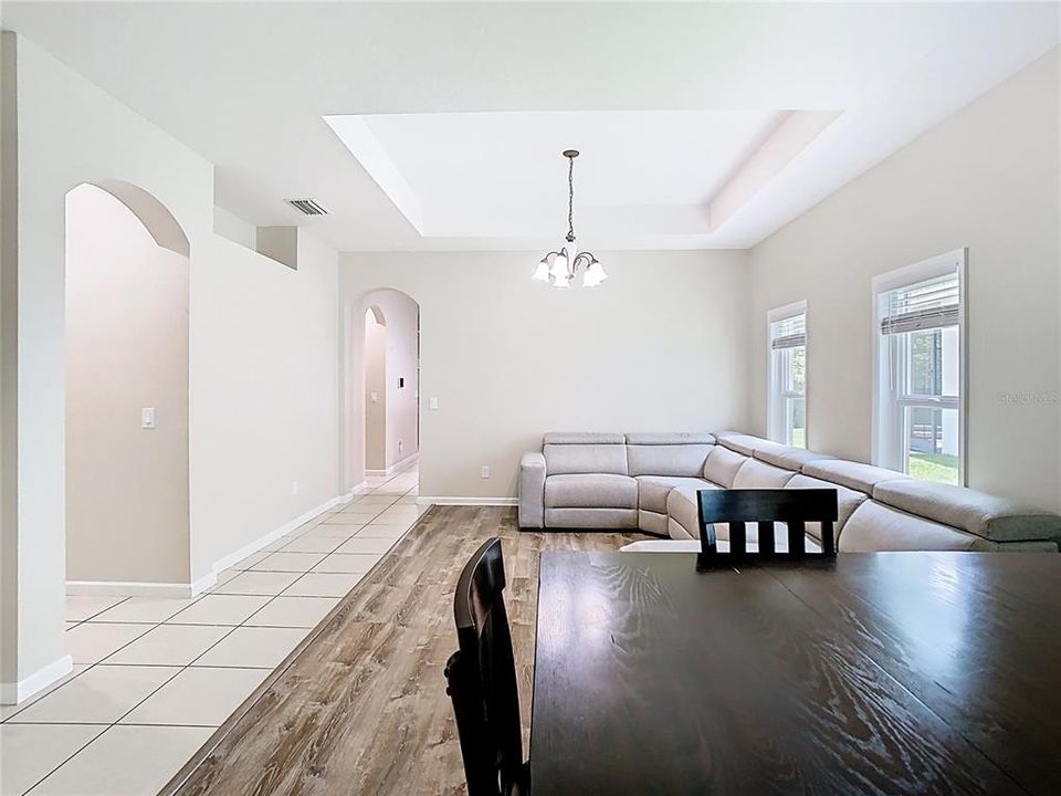 合同活跃: $2,800 (3 贝兹, 2 浴室, 2039 平方英尺)